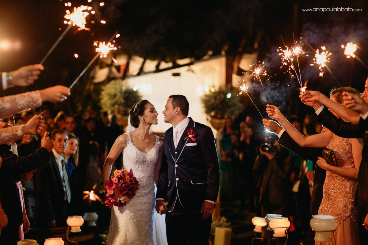 saída noivos com sparkles