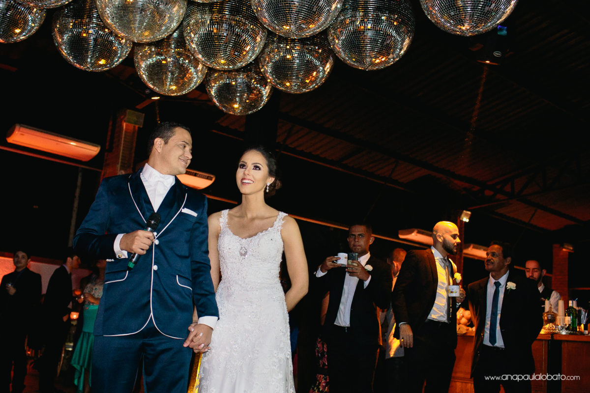 noiva emocionada com surpresa