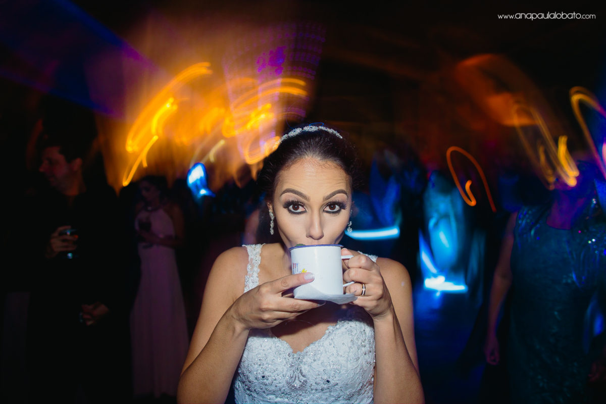 noiva bebendo moscow mule