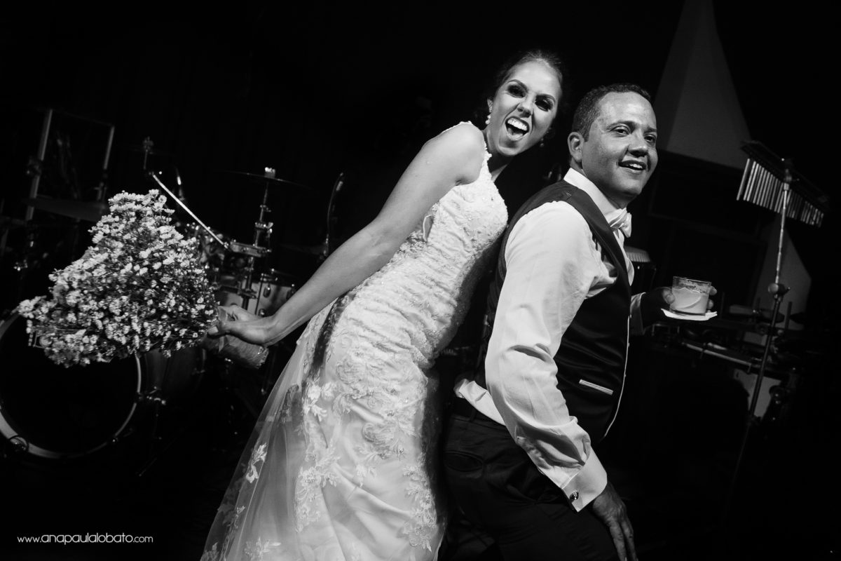 noivos dançando no palco com buquê