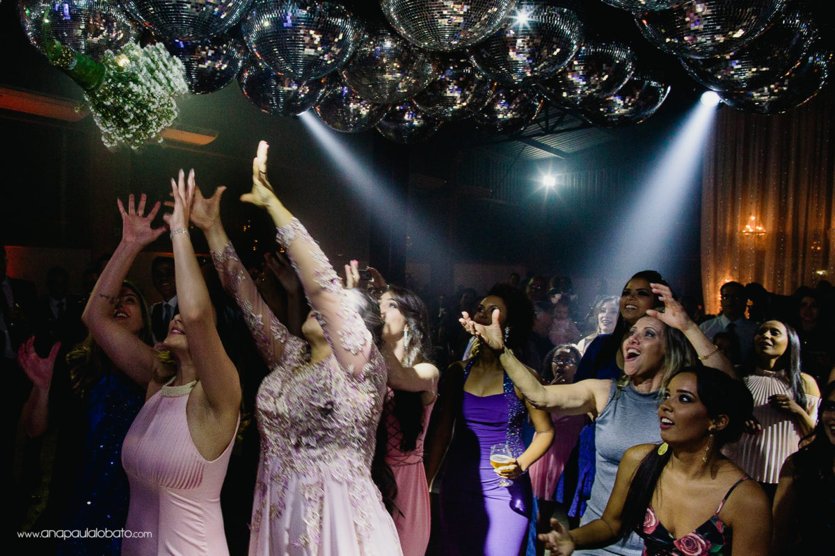 buquê jogado para as convidadas