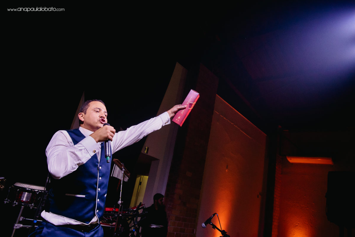 noivo jogando whisky