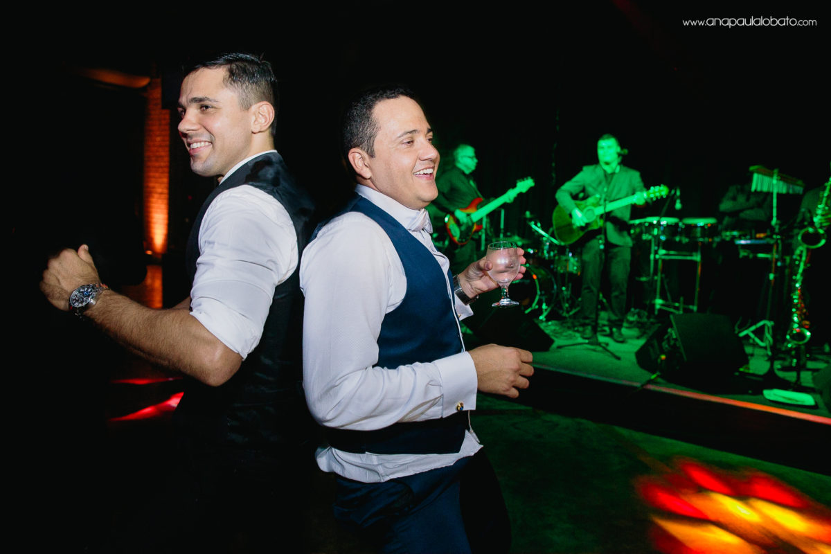 noivo dançando com amigo