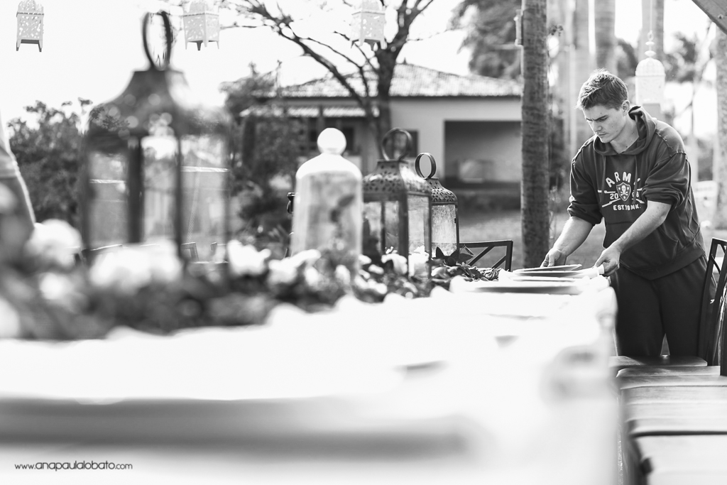 noivo arrumando decoração