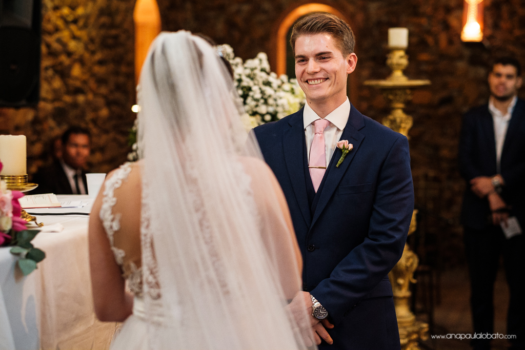 noivo apaixonado no altar