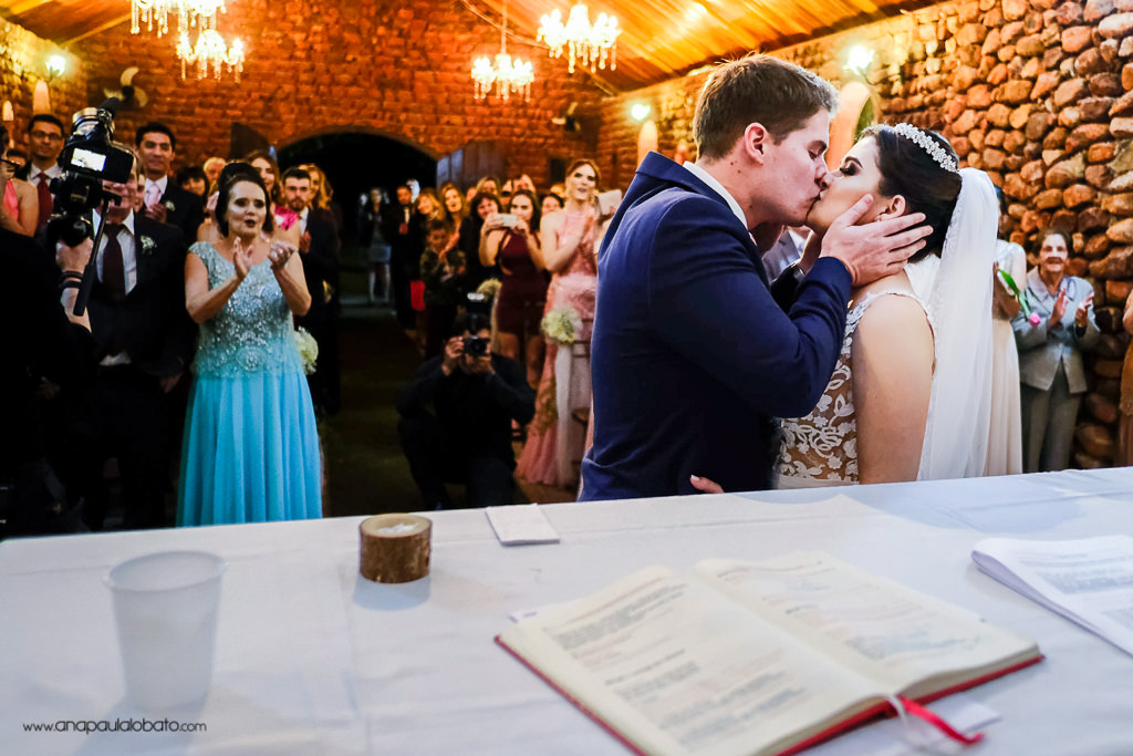 beijo no altar do casamento