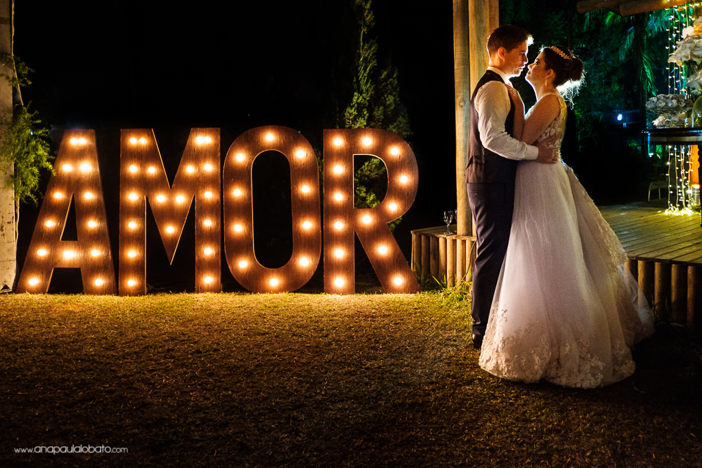 noivos com placa de amor