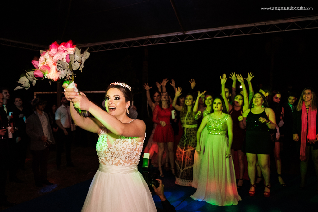 noiva jogando o buquê