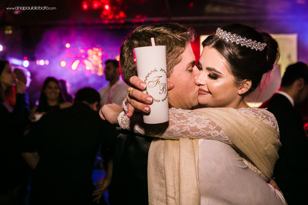 casal de noivos dançando