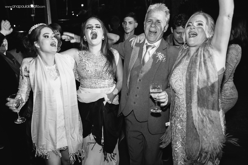 família da noiva curtindo o casamento