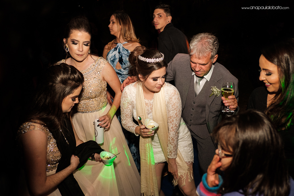 dança animada no casamento