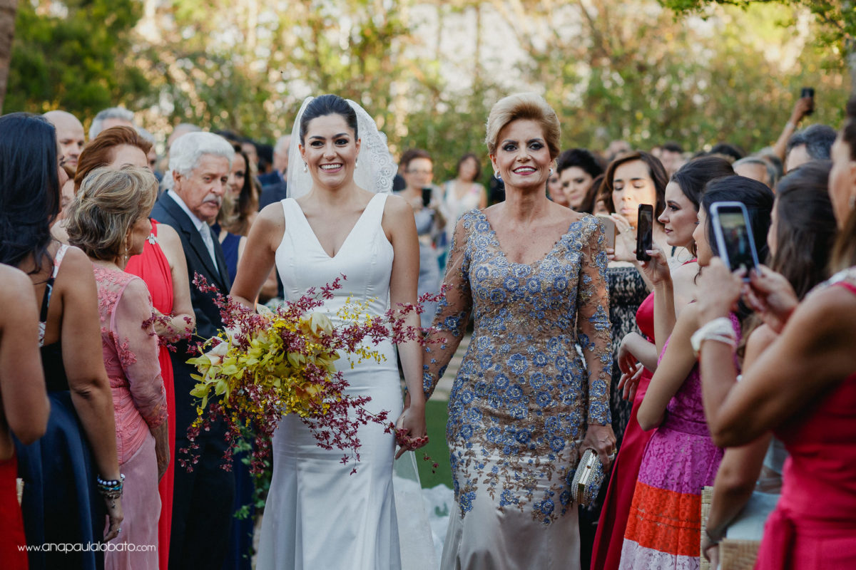vestido mão da noiva e noiva de Danielle Benício