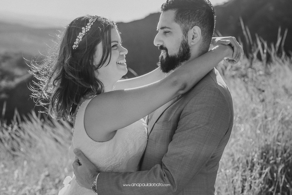 noivos se abraçam em foto de pos wedding