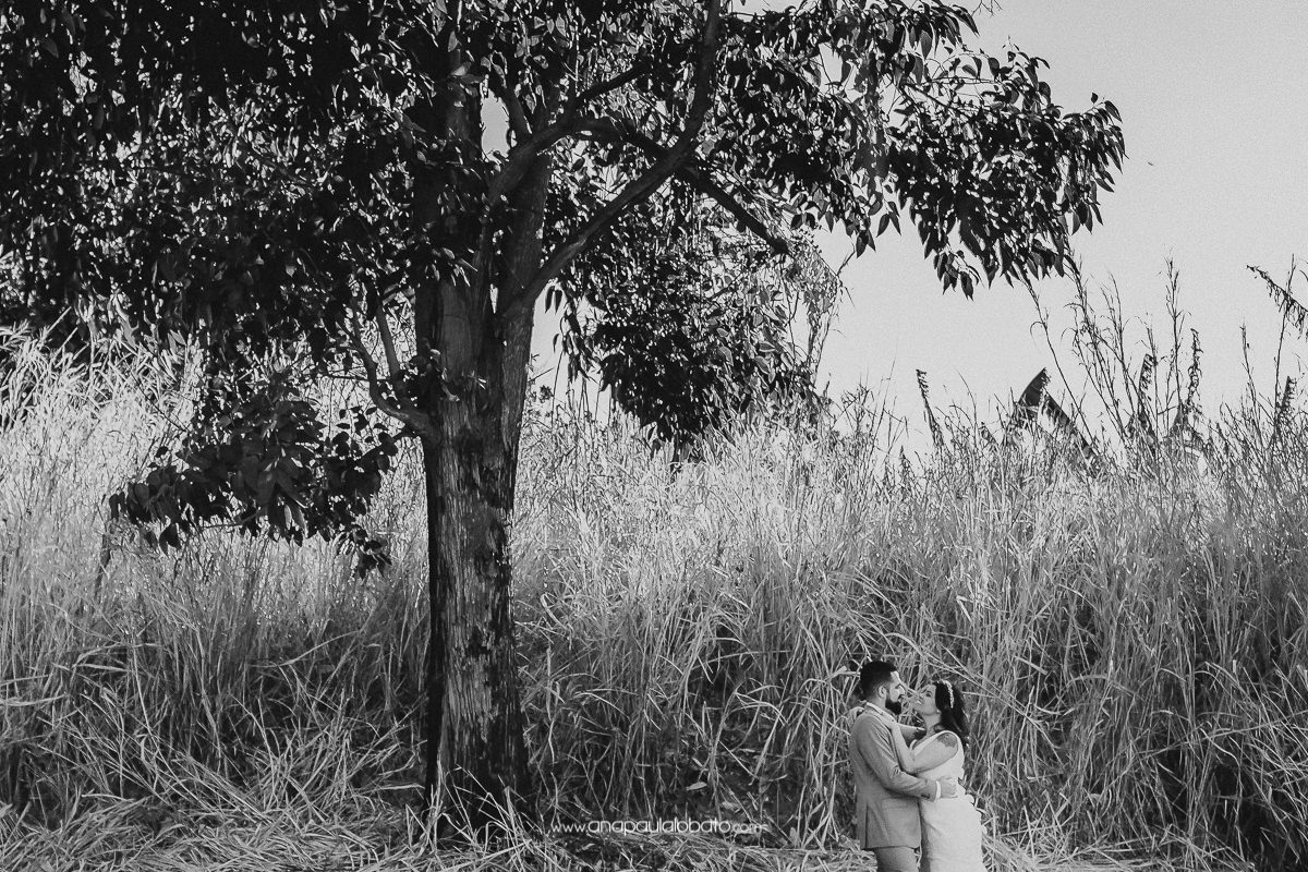 foto de noivos no mato