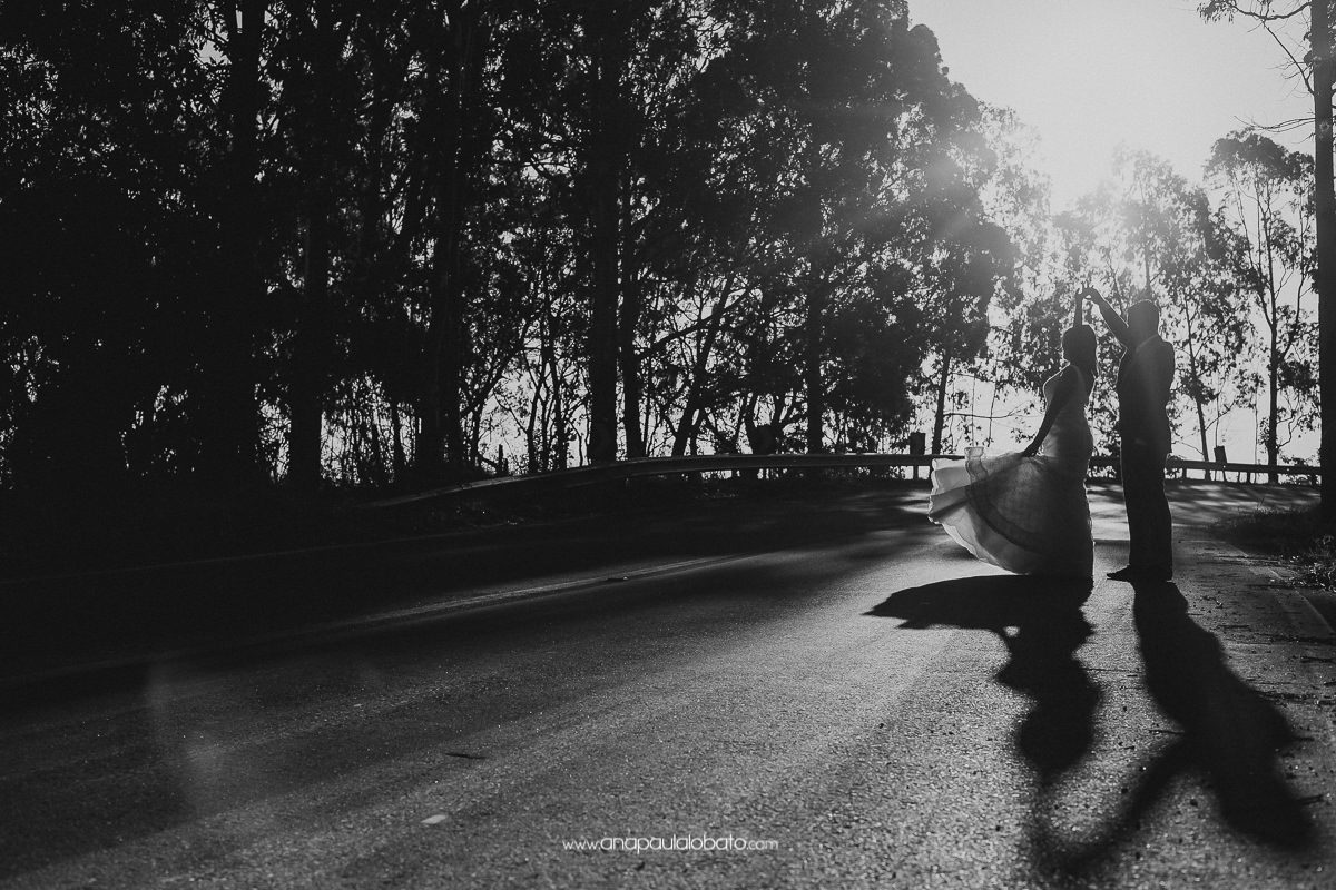 noivos dançando em foto incrivel de pos casamento na serra do cipo