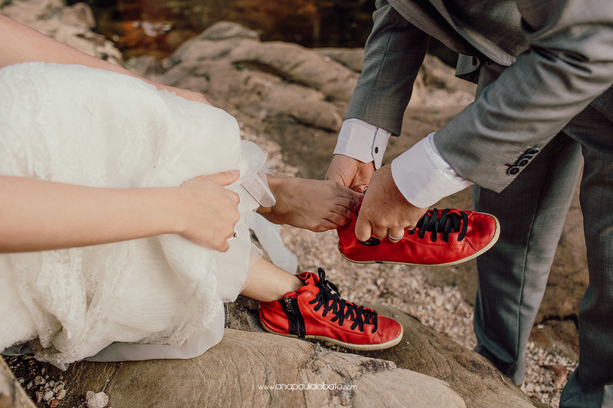 noiva coloca seu sapato vermelho