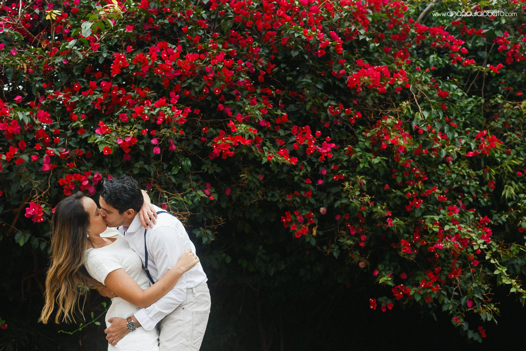 casal beijo flores primavera