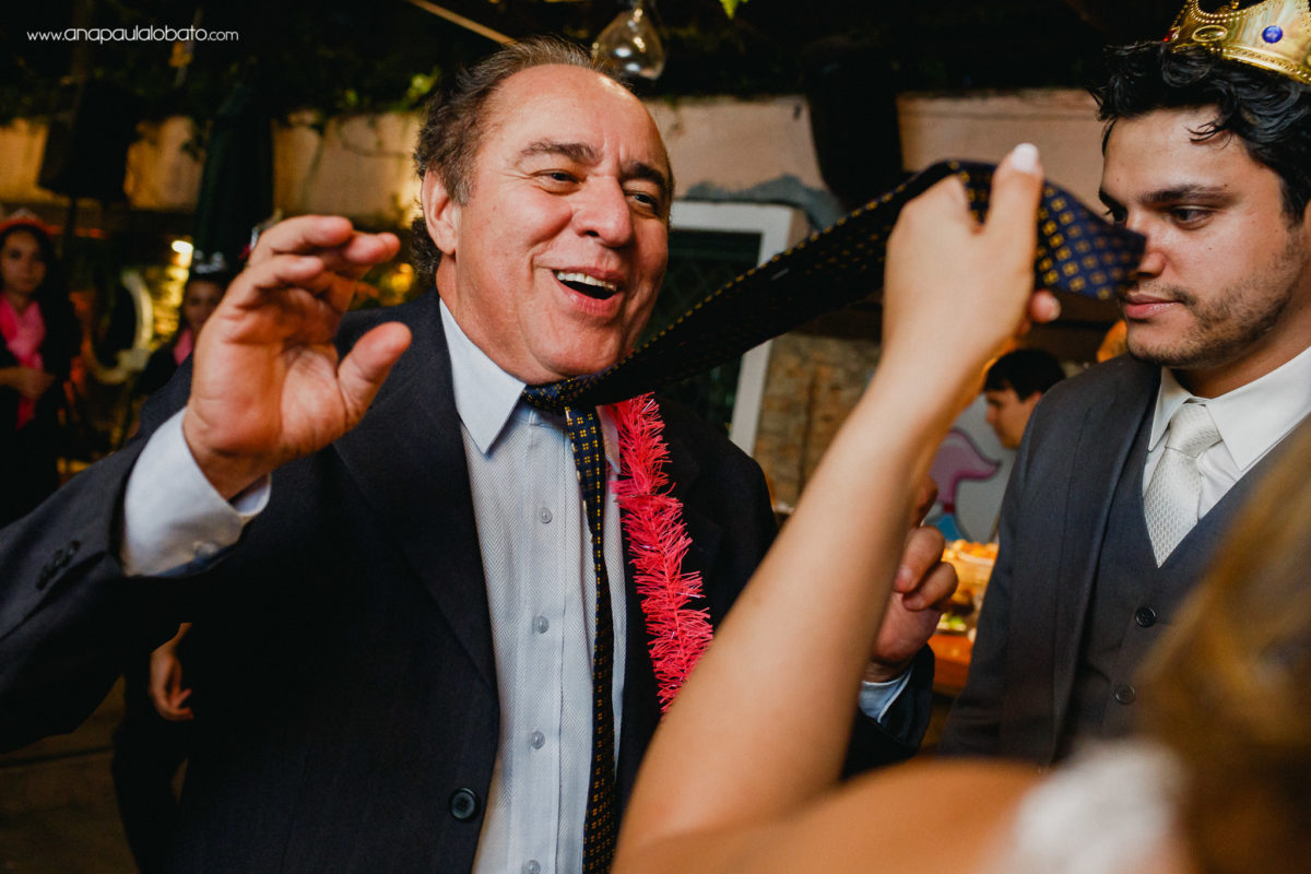 casamento animado em restaurante