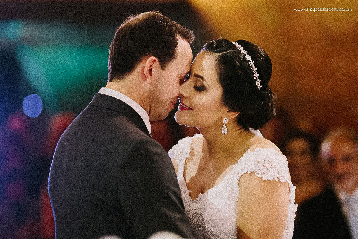 beijo dos noivos em casamento na Igrejinha da Pampulha