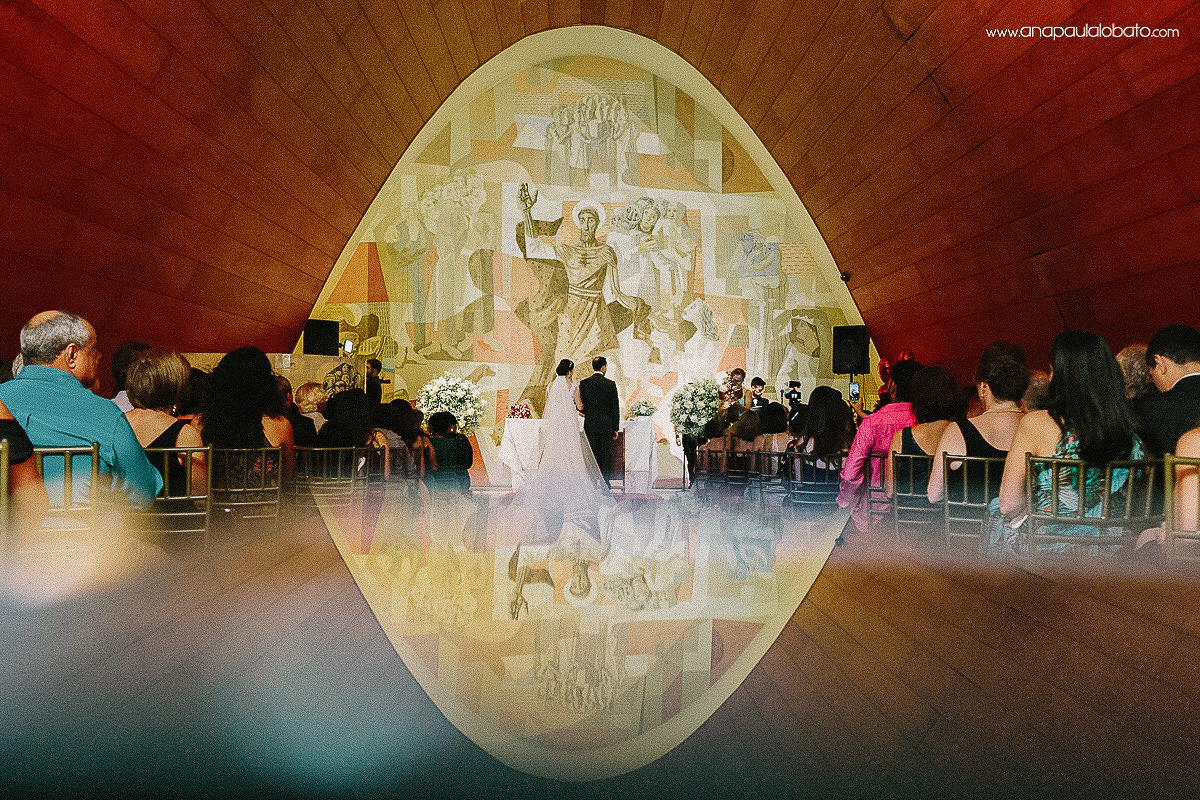 noivos no altar em casamento na Igrejinha da Pampulha