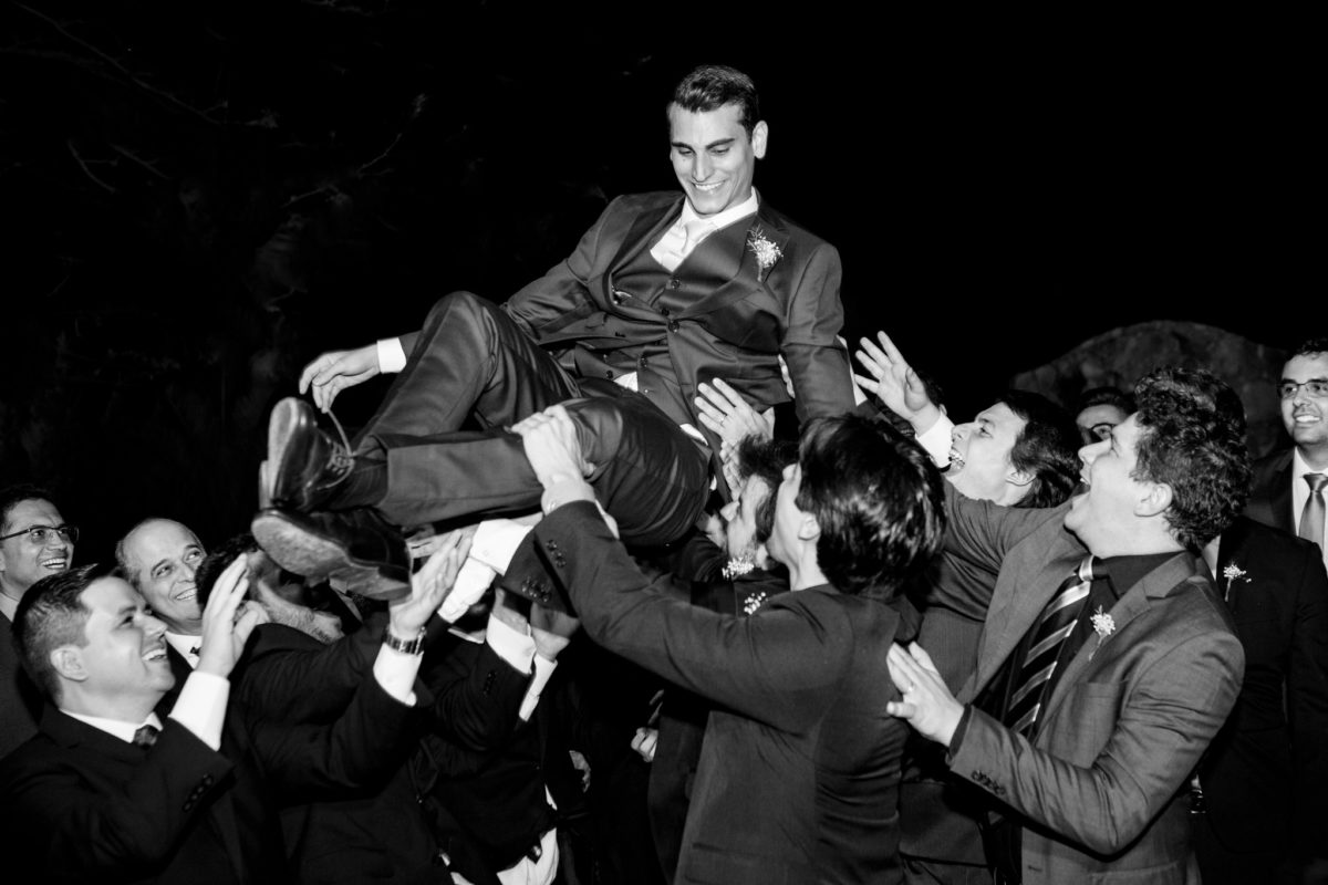 groom flying