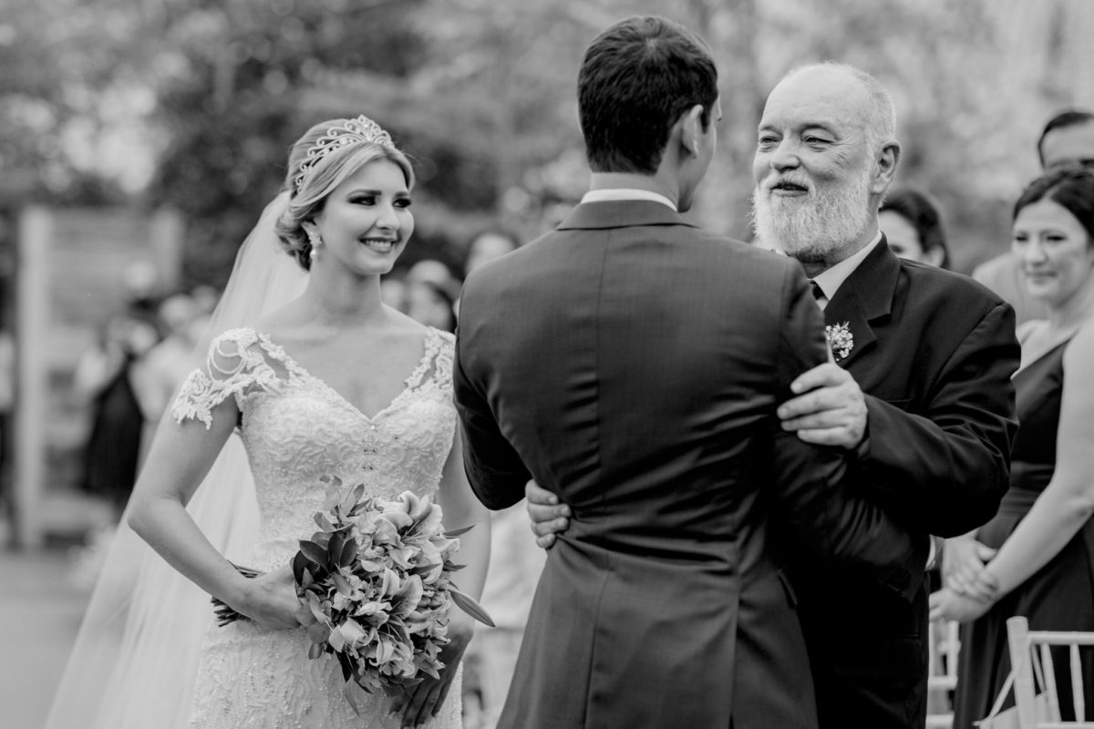 happy dad saying hi to the groom in the wedding day
