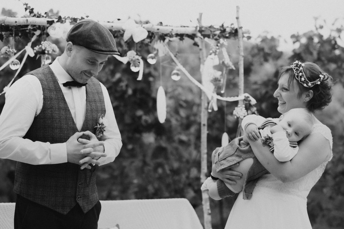 groom making vows